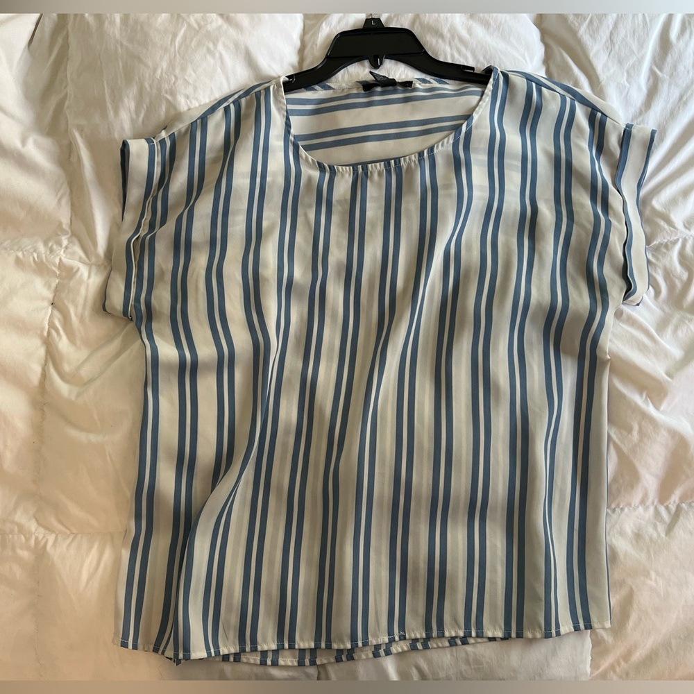 Super cute stripped flowy shirt✨💙